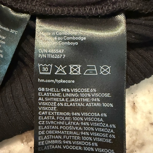 *GENTLY WORN* Women's H&M Maternity Black V-Neck Fitted Tank - Picture 7 of 7